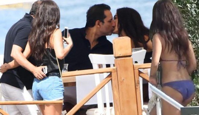 Rafet El Roman qadın müğənnini ilə öpüşdü - foto