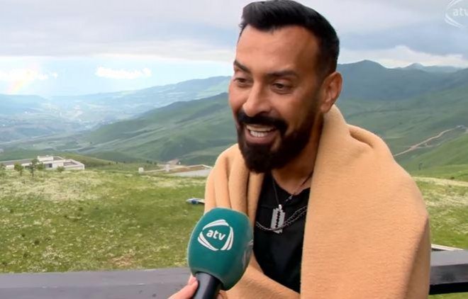 Müğənni boyunbağısının "sirrini" açdı