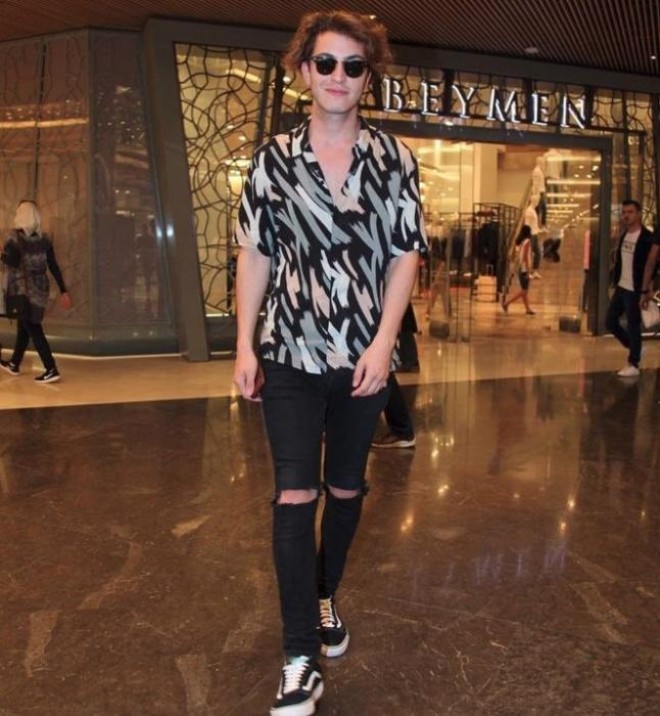 Aktyor bığlarını kəsdirdi - foto