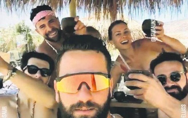 Aktrisa Yunanıstanda oğlanlarla dincəlir - foto