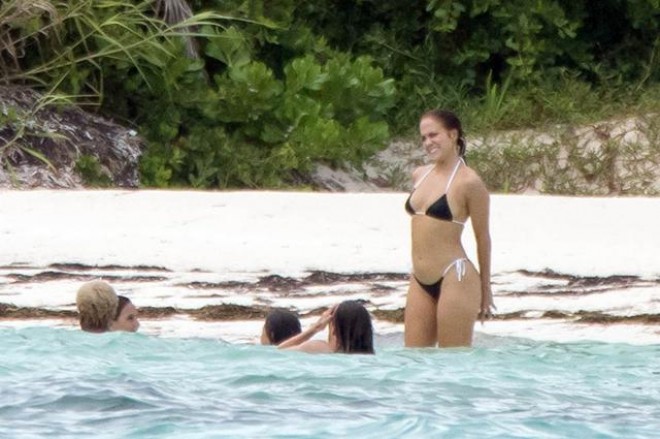 Dünya ulduzu çimərlikdən çıxmır - foto