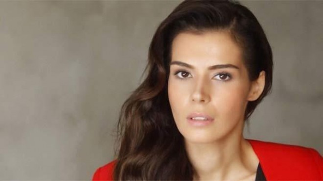 Aktrisa makiyajsız gözəl göründü