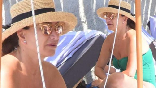 Aktrisa istirahət üçün Çeşməni seçdi - foto