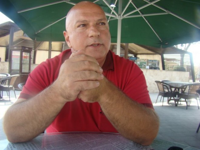 Arzu Rzayev qısa paltar geyinən qızlara baxır