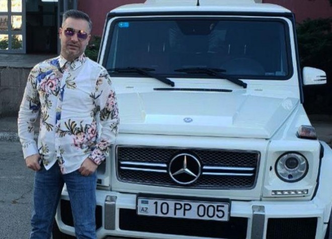 Müğənni avtomobili ilə şəkil çəkdirdi