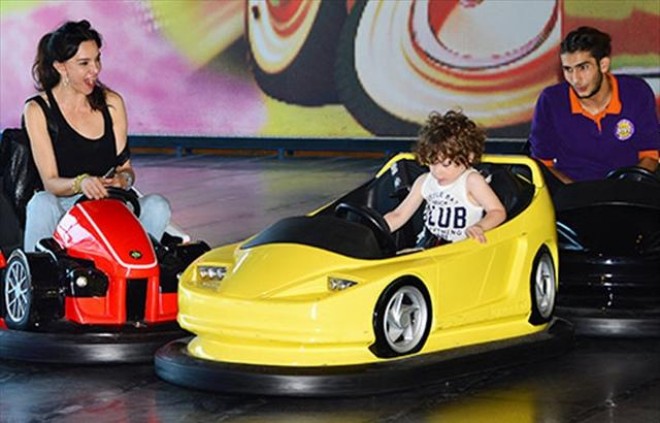 Aktrisa oğlu ilə birgə görüntülənib