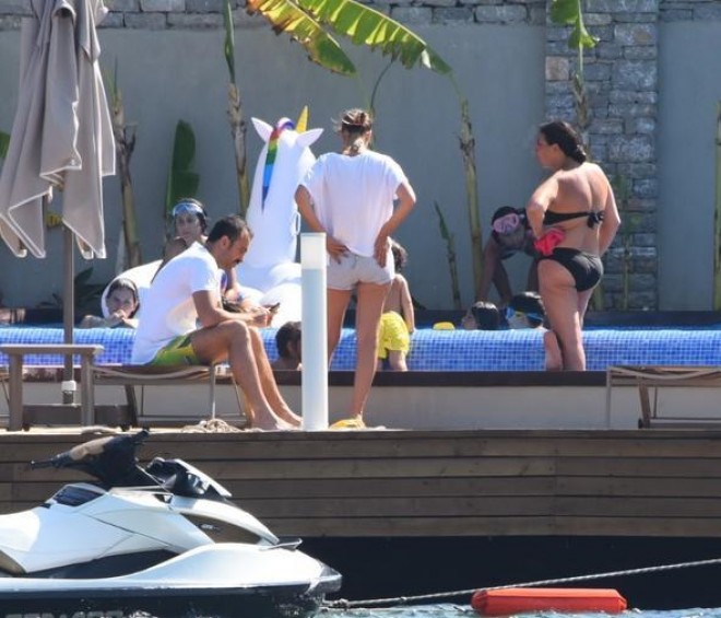 Demet Akalın ailəsi ilə Bodrumda dincəlir - foto