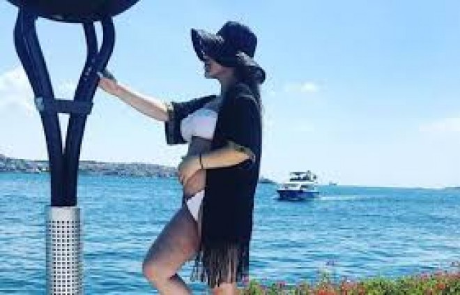 Hamilə olan Rəqsanə İstanbulda dincəlir