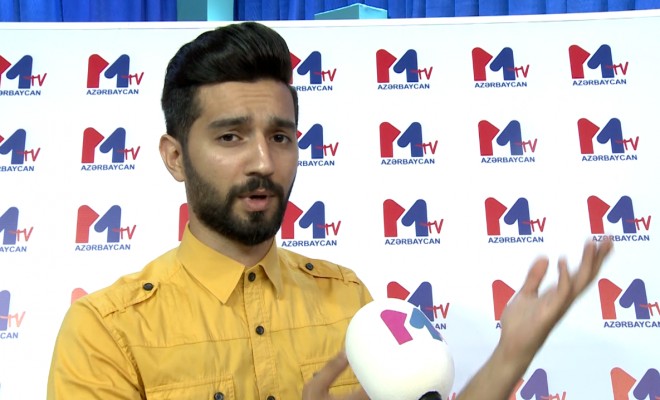 Əhməd Mustafayev saçını boyayan, linza və sırğa taxan həmkarlarının müdafiəsinə qalxdı