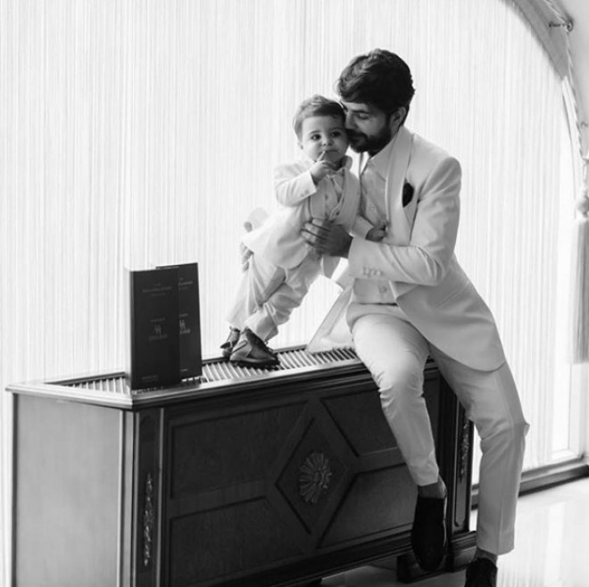 Ağ kostyumlu ata-bala - foto