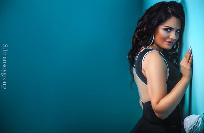 Özünü zəncirləyən Mina səhnəyə yenidən qayıdır – foto