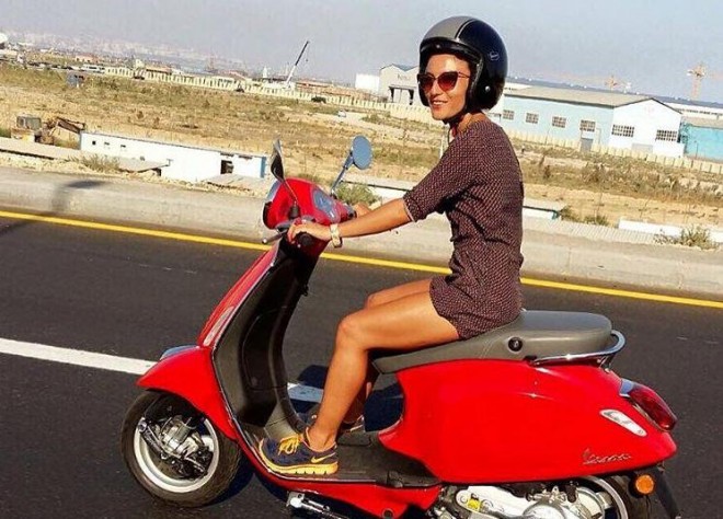 Dilarə Kazımova moped sürdü