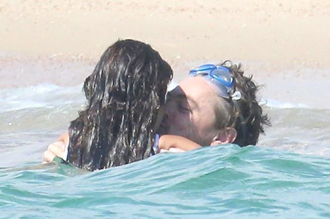 Aktyor sevgilisini doyunca öpdü - foto 