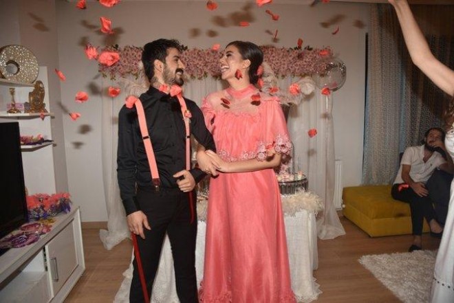 Aktrisa nişanında anasının libasını geyindi - foto