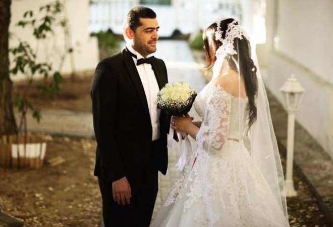 Müğənni həyat yoldaşını təbrik etdi