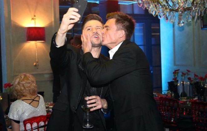 Müğənni həmkarını öpdü - foto