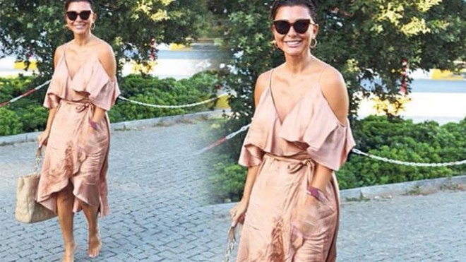 Selen Görgüzel ayaqyalın alış-veriş mərkəzində - foto