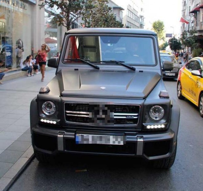 Müğənni həyat yoldaşına "Mercedes" aldı