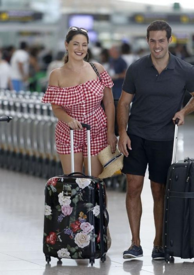 İngilis model toya hazırlaşır