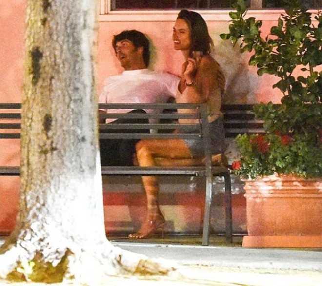 Model sevgilisi ilə küçədə qucaqlaşdı - foto