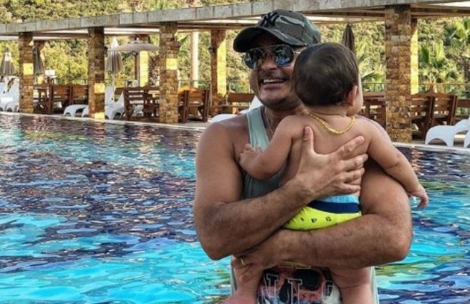 Miri Yusifin üçüncü övladı ilə şəkli