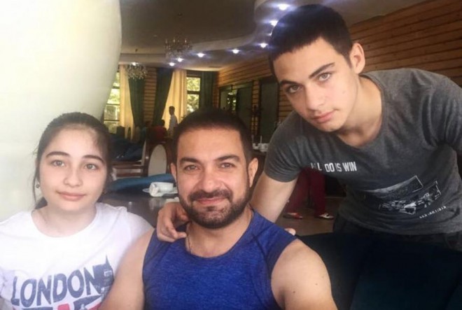 Əməkdar Artist övladları ilə yeməkdə - foto