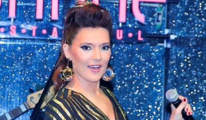 Demet Akalın təyyarədə qorxdu - video