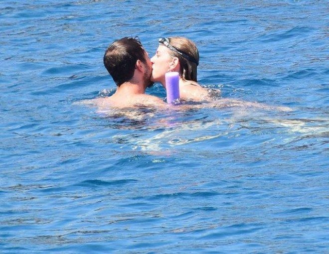 Aras Bulut İynemli sevgilisi ilə suda öpüşdü - foto