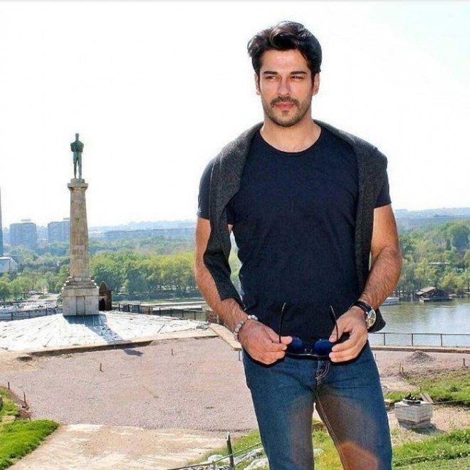 Burak Özçivit yayılan xəbərləri yalanladı