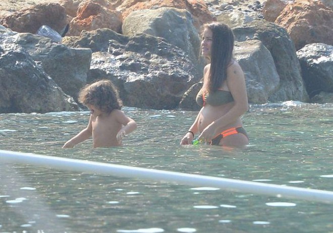 Hamilə aktrisa&nbsp;Bodrumda çimir - foto