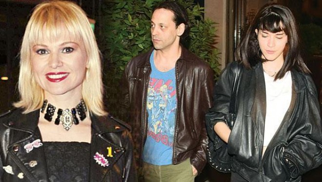 Müğənni keçmiş həyat yoldaşına ev aldı