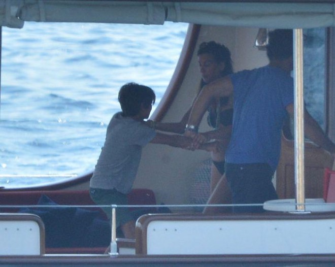 Müğənni övladını döyərkən yaxalandı - foto