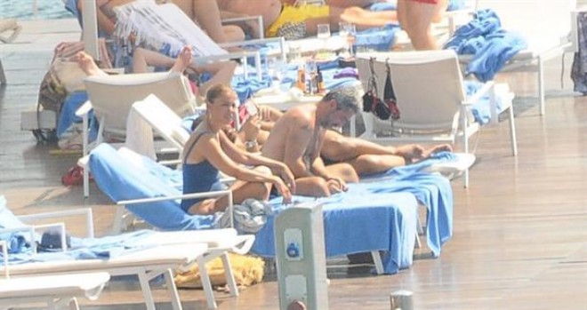 Müğənni günəş vannası qəbul edib - foto