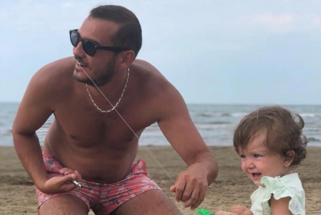 Müğənni kiçik qızı ilə çimərlikdə - foto