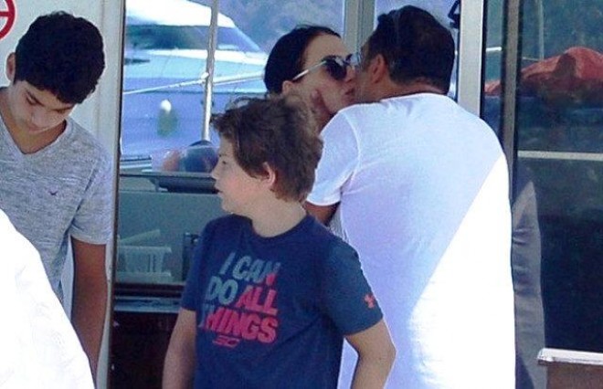 Modelyerin keçmiş əri sevgilisi ilə öpüşdü - foto