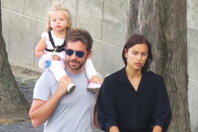 Model İrina Şeyk ailəsi ilə Parisdə - foto