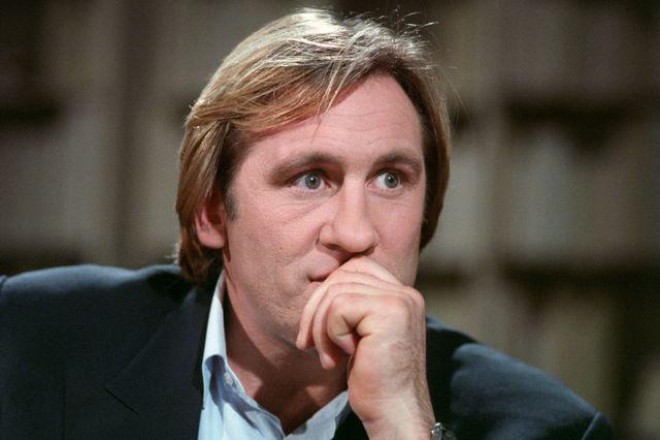 Jerar Depardyeni aktrisa məhkəməyə verdi