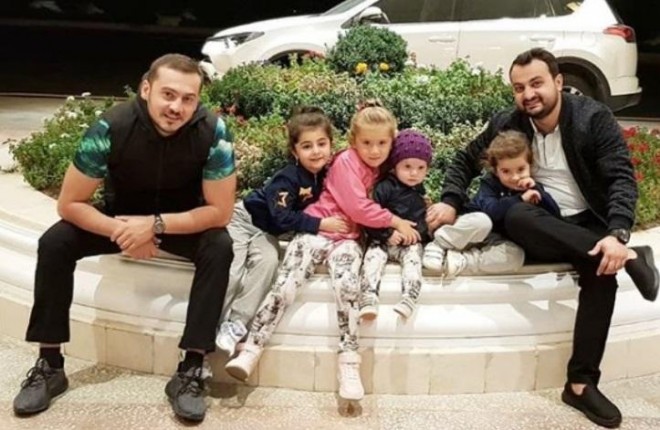 Müğənnilər övladları ilə gəzintidə