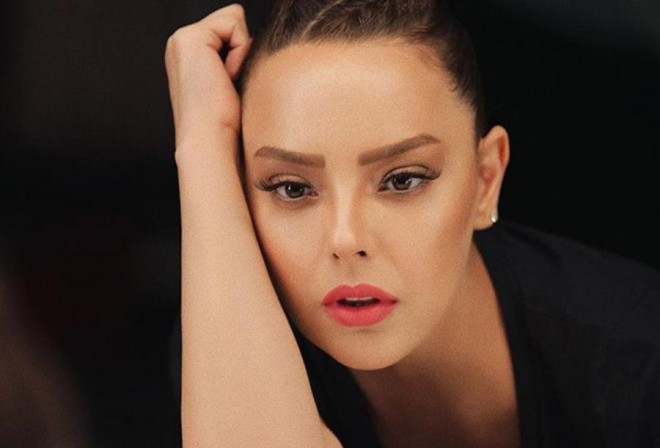 Ebru Gündeş mahnıya görə məhkəməyə verildi