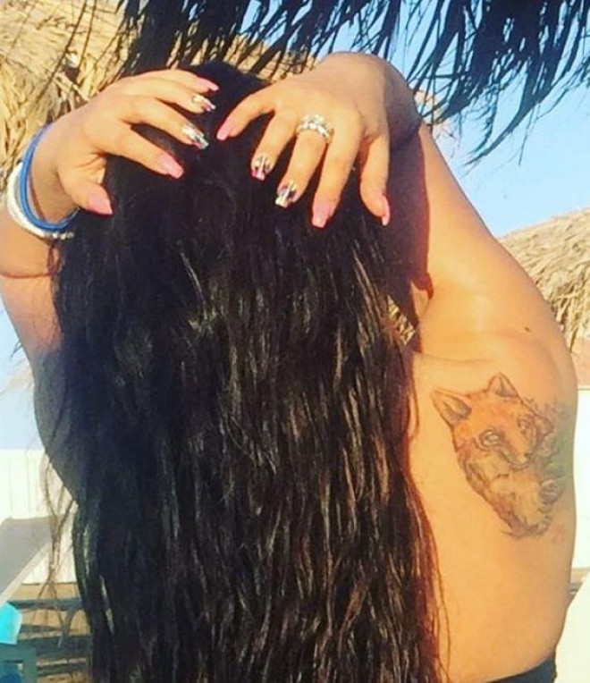 Müğənni çiyninə canavar şəkli çəkdirdi&nbsp;