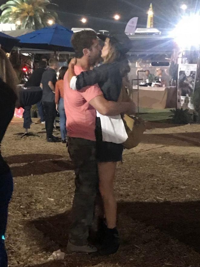 Hollivud ulduzu sevgilisi ilə öpüşdü - foto