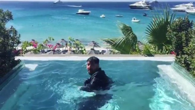 Ranar kostyumla hovuza girdi - video