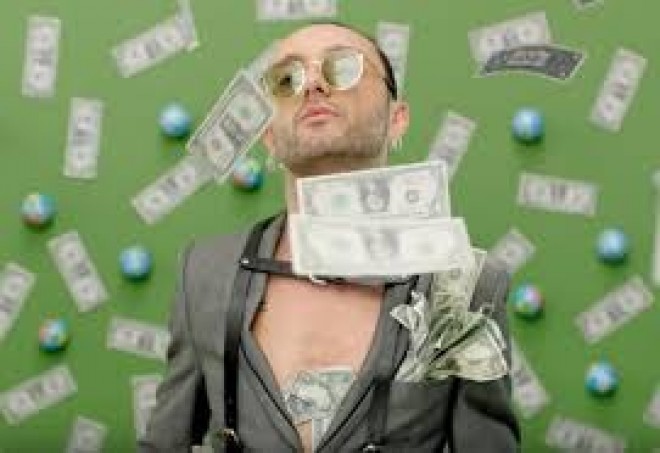 Müğənni klipinə görə polisə çağırıldı - video