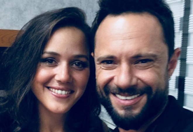 Müğənni xanımı ilə anım gecəsində oxudu