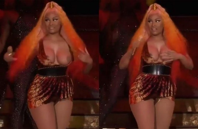 Məşhur müğənninin sinəsi səhnədə açıldı - video