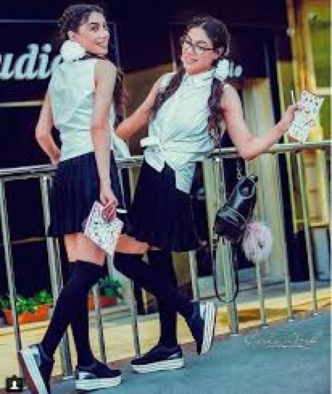 Əkiz müğənni bacılar məktəbli qız obrazında