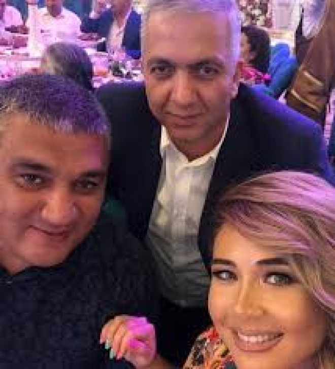 Elnarə Xəlilova əri və qaynı ilə toyda