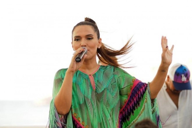 Boşanan Demet Akalın toyda oxudu