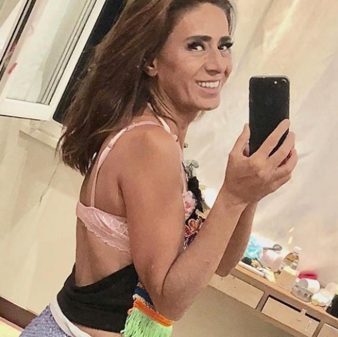 Yıldız Tilbe alt paltarda - foto