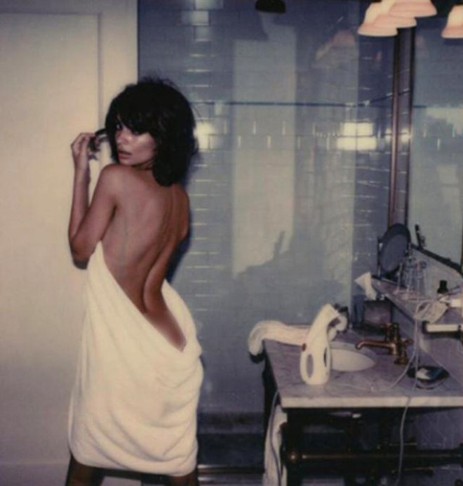 Modelin hamamda çəkdirdiyi şəkillər